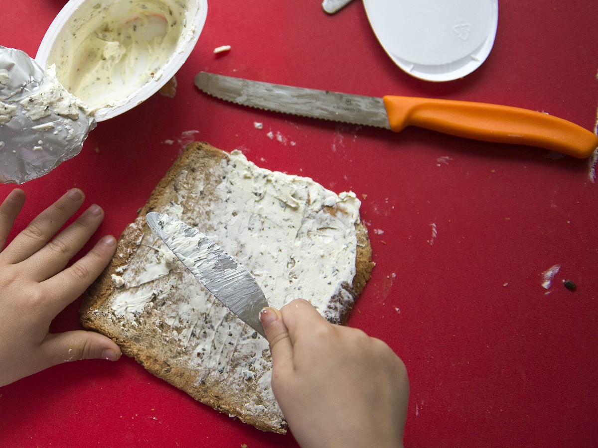 ARCHIV --- ZUR MELDUNG, DASS CARITAS DEN BUND ZU VERSTAERKTEM KAMPF GEGEN FAMILIENARMUT AUFRUFT, STELLEN WIR IHNEN FOLGENDES BILD ZUR VERFUEGUNG --- Kinder bereiten ein Essen vor in der Krippe zu St.  ...