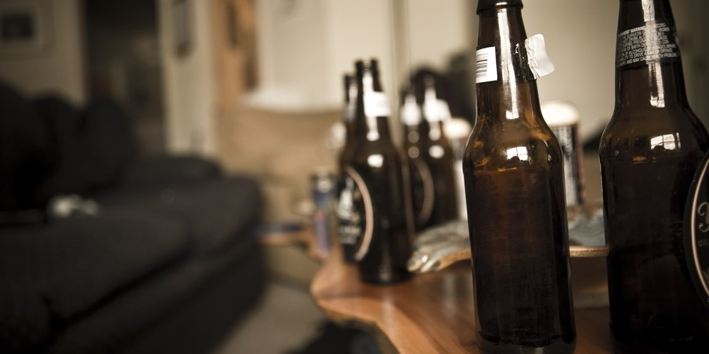 Rund 100'000 Schweizer Kinder leben in Haushalten, die von Alkohol- und Substanzenmissbrauch geprägt sind. (Symbolbild)
