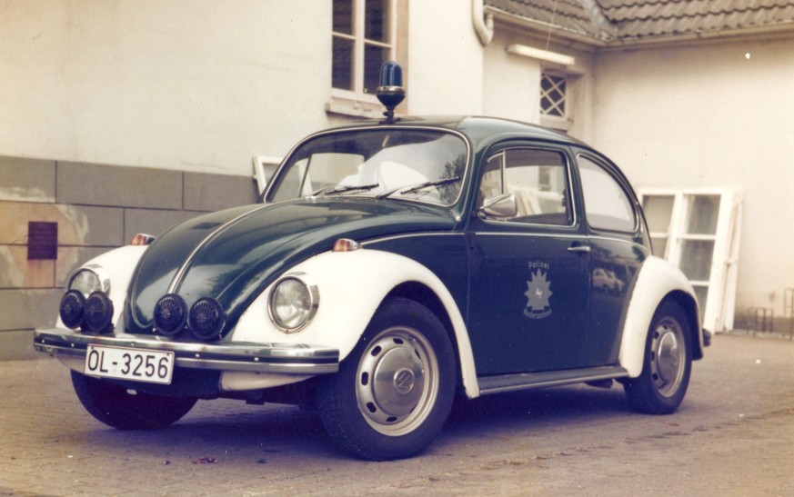 Funkstreifenwagen VW Käfer der Niedersächsischen Schutzpolizei, 3. Polizeirevier Oldenburg-Osternburg, ca. 1978
https://de.wikipedia.org/wiki/Streifenwagen#/media/Datei:Funkstreifenwagen_VW_K%C3%A4fer ...