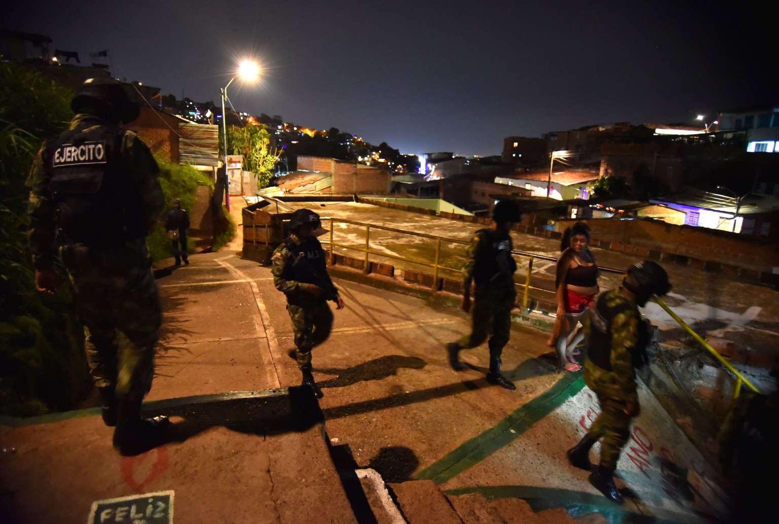 epa06388416 Soldiers of the Colombian Army participate in a security operation in the Siloe neighborhood in Cali, Colombia, 13 December 2017. Cali&#039;s Mayor, Maurice Armitage, asked the Army to inc ...