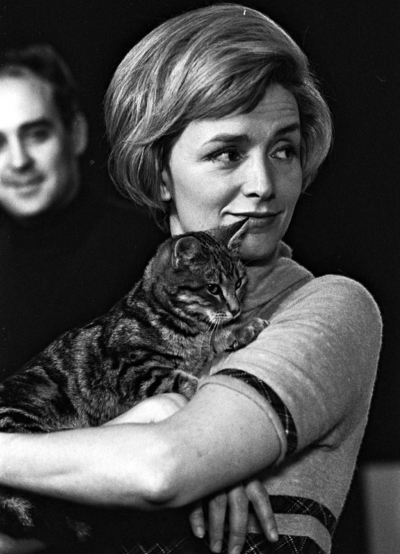 Chronik
50 Jahre SF DRS
Heidi Abel mit Katze auf dem Arm in Rendez-vous, 1962

Copyright: SF DRS

NO SALES
NO ARCHIVES
NO ONLINE

Die Veröffentlichung im Zusammenhang mit Hinweisen auf das Fernsehprog ...