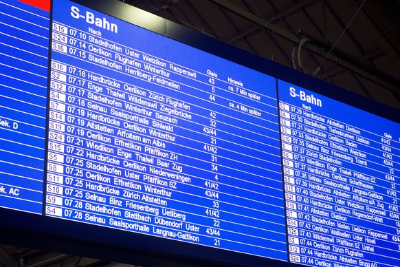 ARCHIVBILD ZUR MK SBB: INFORMATION ZUM FAHRPLAN 2020 (DEUTSCHSCHWEIZ), AM DIENSTAG, 07. MAI 2019 ---- Die grosse Anzeigetafel zeigt die S-Bahnverbindungen an, am Tag nach dem Fahrplanwechsel, im Haupt ...