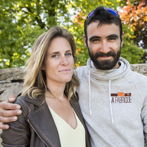 Le navigateur suisse Alan Roura pose avec sa compagne et responsable de la communication Aurelia Mouraud lors d&#039;une conference de presse sur la suite de son aventure avec l&#039;achat d&#039;un n ...