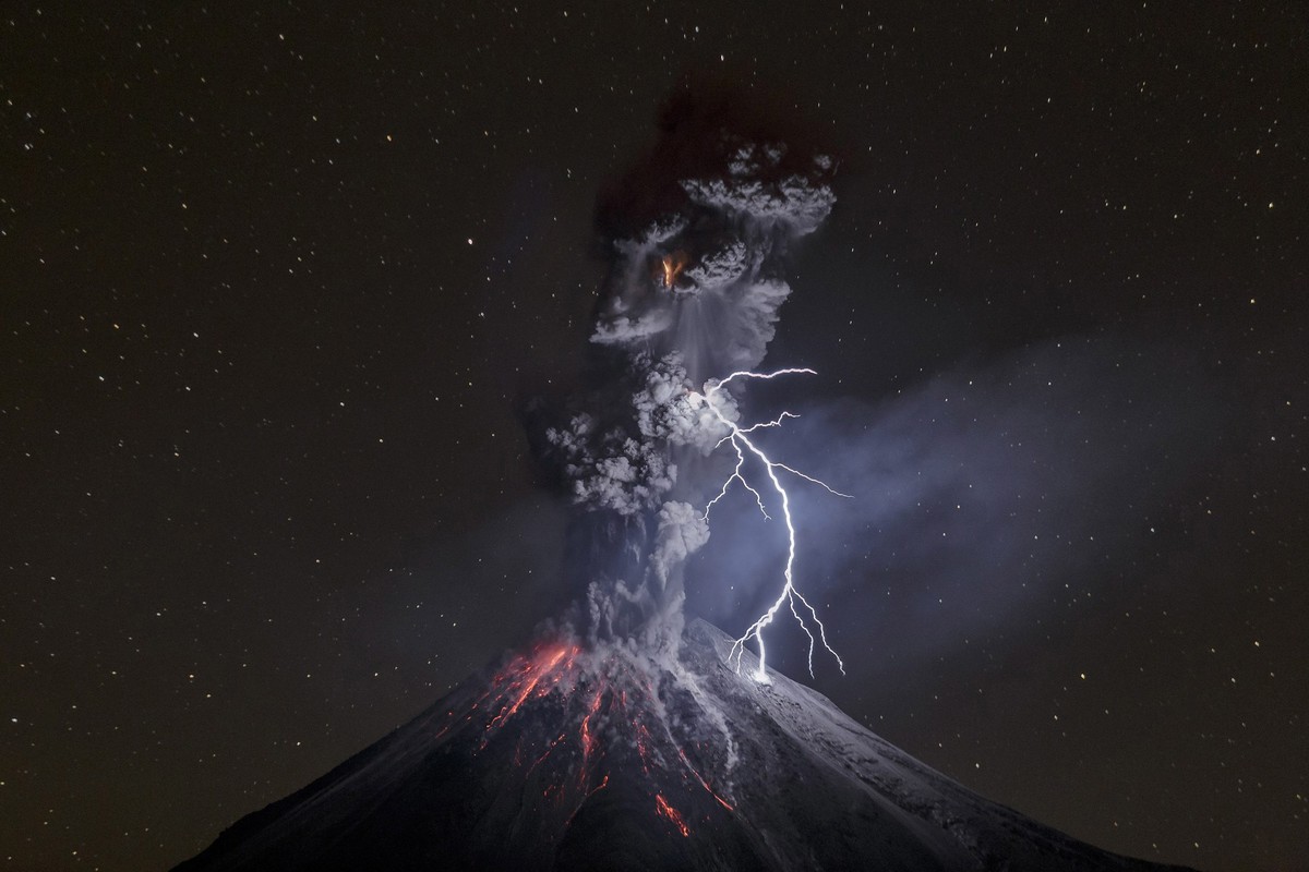 epa05167885 A handout image provided by the World Press Photo (WPP) organization on 18 February 2016 shows a picture by Mexican photographer Sergio Tapiro that won 3rd prize singles in the Nature cate ...