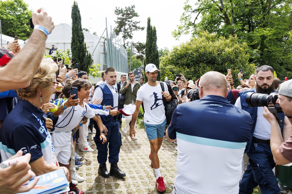 epa11355835 Novak Djokovic of Serbia arrives for a training session at the ATP 250 Geneva Open tournament in Geneva, Switzerland, 20 May 2024. EPA/SALVATORE DI NOLFI