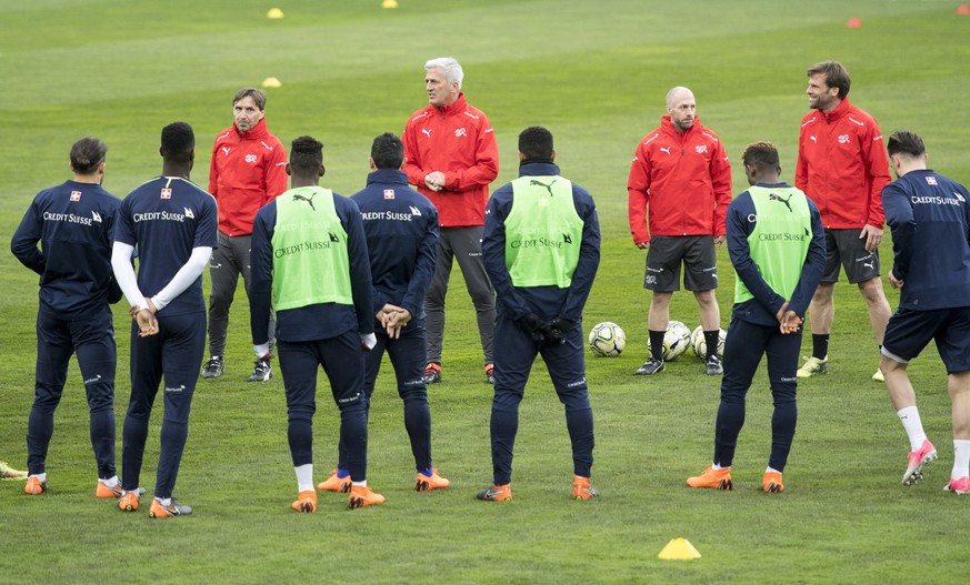 epa06630600 Swiss head coach Vladimir Petkovic (C) leads a training session of the Swiss national soccer team in Lucerne, Switzerland, 26 March 2018. Switzerland will play against Panama on 27 March 2 ...