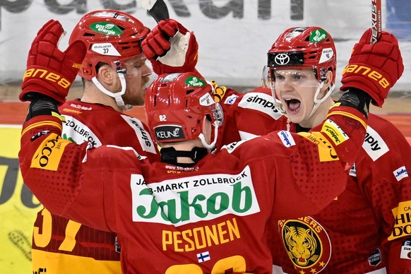 Tigers Sean Malone, Harry Pesonen, Vili Saarijaevi, von links, jubeln beim Eishockey-Qualifikationsspiel der National League zwischen den SCL Tigers und dem EV Zug, am Sonntag, 25. Februar 2024, in de ...