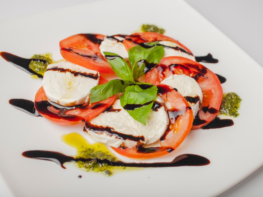 tomaten mozzarella balsamico essig aceto salat gemüse essen food