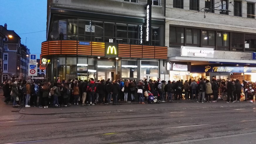 «Dunkin' Donuts Eröffnung in Basel – ja, es hat ein paar Leute», so der Kommentar des Leser-Reporters.