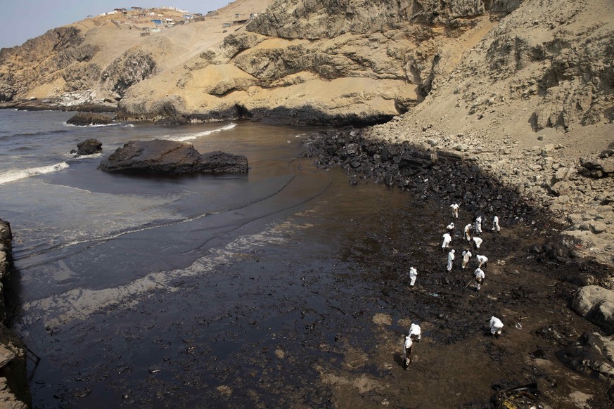 epa09695629 Work continues to clean up the oil spill spilled into the Pacific Ocean from the Peruvian refinery of La Pampilla, by the tsunami from the volcanic eruption of Tonga, at the north of Lima, ...