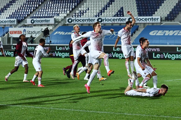 epa09224339 Milan players jubilate after the Italian Serie A soccer match Atalanta BC vs AC Milan at the Gewiss Stadium in Bergamo, Italy, 23 May 2021. EPA/PAOLO MAGNI
