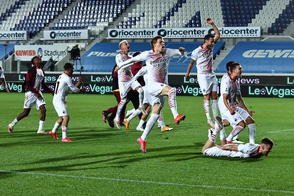 epa09224339 Milan players jubilate after the Italian Serie A soccer match Atalanta BC vs AC Milan at the Gewiss Stadium in Bergamo, Italy, 23 May 2021. EPA/PAOLO MAGNI