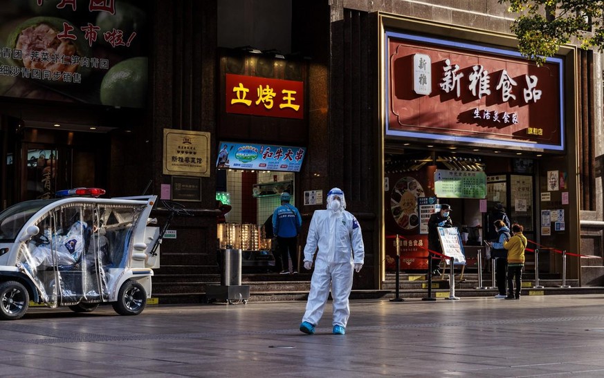 Polizisten in Schutzkleidung patrouillieren am 28. März 2022 in der Nanjing-Strasse, der Hauptfussgänger- und Einkaufszone in Shanghai.