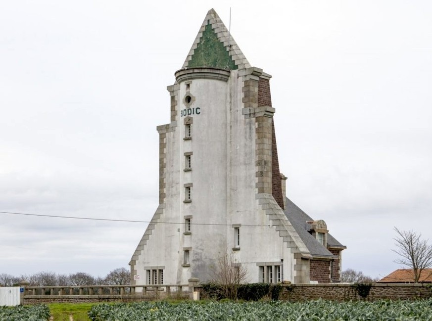 Weird France! Skurrile Gebäude und Strassenattraktionen in Frankreich. https://www.archive-arn.fr/