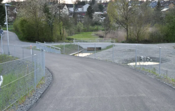 Auf der abfallenden Rampe sei der Velofahrer gegen einen Pfosten in der Fahrbahnmitte geprallt und zu Fall gekommen.