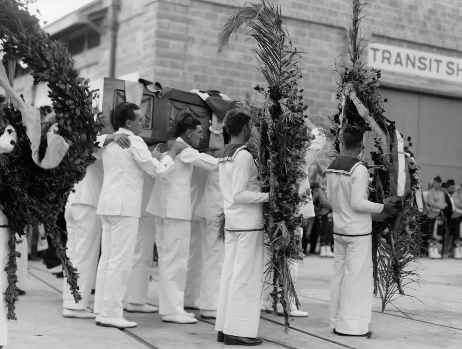 Am 14. September 1933 werden die sterblichen Überreste von Königs Faysal I. mit einem britischen Kreuzer nach Haifa überführt. Der Sarg von König Faysal wird von britischen Marinesoldaten getragen.
ht ...