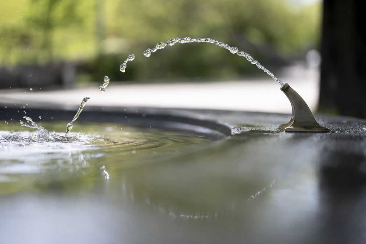Trinkwasser, das aus einem oeffentlichen Brunnen fliesst, fotografiert mit sehr kurzen Belichtungszeiten am Montag, 28. April 2025 in Zuerich. (KEYSTONE/Gaetan Bally)