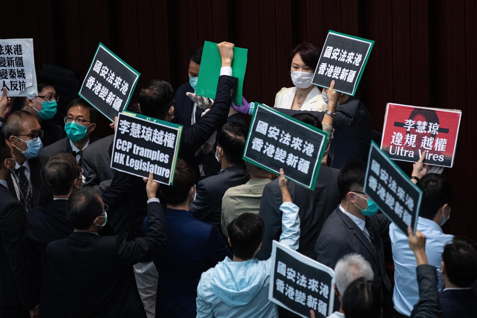 Tumult im Parlament in Hongkong: Das chinesische Regime will ein umstrittenes neues Sicherheitsgesetz über die Hintertür einführen.