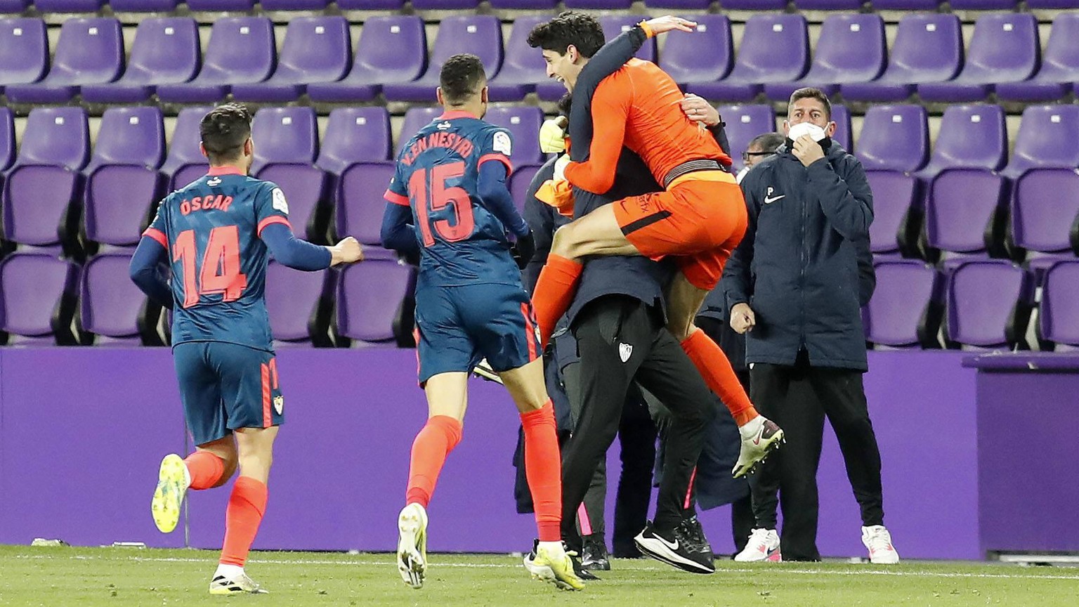 Partido de LaLiga Santander entre el Valladolid y el Sevilla sin espectadores. En la imagen, Bono celebra su gol. LaLiga Santander match between Valladolid and Sevilla without spectators. In this pict ...