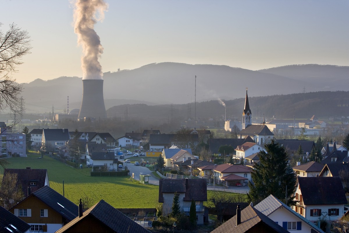 ZUR BEHANDLUNG DER ATOMAUSSTIEGSINITIATIVE DURCH DEN NATIONALRAT STELLEN WIR IHNEN AM MONTAG, DEM 12. SEPTEMBER 2016, FOLGENDES ARCHIVBILD ZUR VERFUEGUNG - Eine Dampffahne aus verdunstetem Kuehlwasser ...