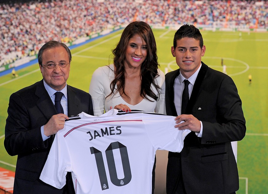 Stolz präsentieren Rodriguez, seine Frau Daniela Ospina und Real-Präsident Florentino Perez das Trikot mit der Nummer 10. 