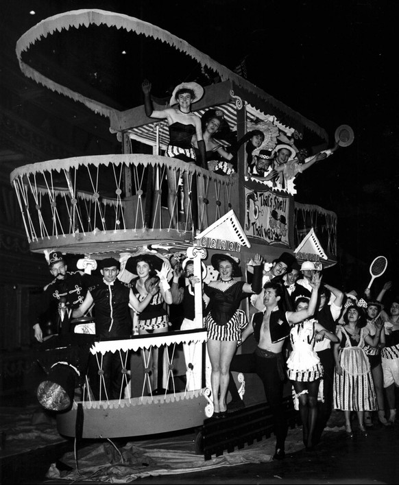 Bildnummer: 60089709 Datum: 11.09.1998 Copyright: imago/United Archives International Chelsea Arts Ball - Fancy Dress 31st December 1952, Kost¸m, Kost¸mfest, Maske, Verkleidung, Maskenball, verkleidet ...