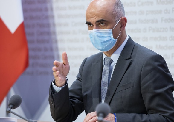 Bundesrat Alain Berset spricht waehrend einer Medienkonferenz nach einem Treffen mit der Konferenz der kantonalen Gesundheitsdirektorinnen und -direktoren (GDK) zur aktuellen Situation der Coronavirus ...