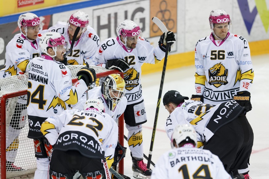 Die Spieler von Ajoie sammeln sich vor dem Tor mit Ajoies Torhueter Tim Wolf, waehrend der Meisterschaftspartie der National League zwischen den SC Rapperswil-Jona Lakers und dem HC Ajoie, am Samstag, ...