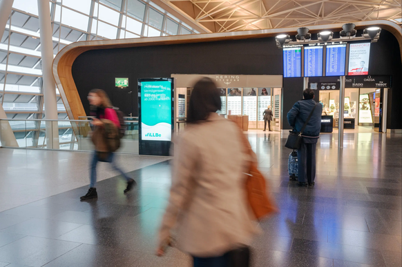 Auch im Airside-Center stehen mehrere Werbebildschirme.