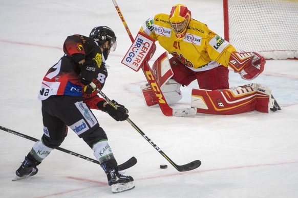 Berns Thomas Ruefenacht, links, im Duell mit Biels Goalie Elien Paupe, rechts, waehrend dem Eishockey National League Spiel zwischen dem SC Bern und den EHC Biel, am Samstag, 29. September 2018, in de ...