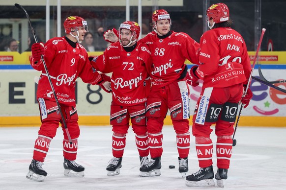 Torjubel Rapperswil nach dem 3:1 durch Malte Stroemwall (SCRJ), 2.v.r., waehrend der Meisterschaftspartie der National League zwischen den SC Rapperswil Jona Lakers und dem HC Ajoie, am Mittwoch, den  ...