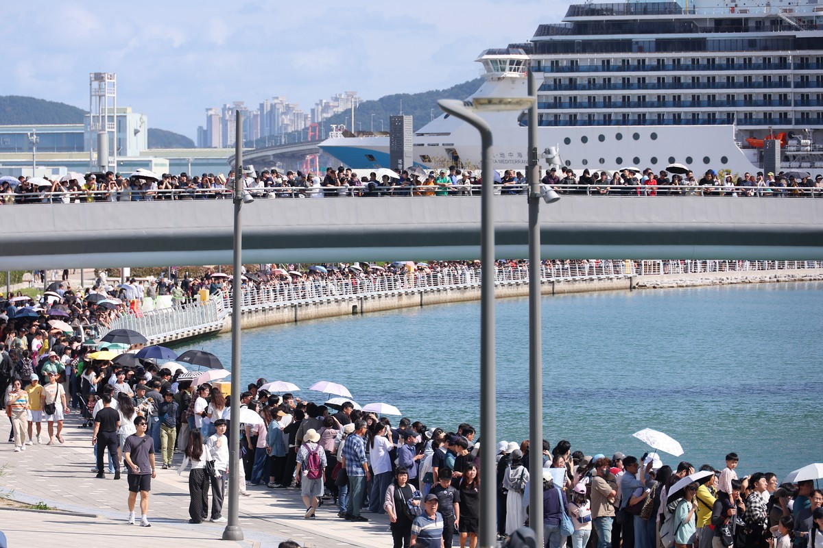 epa13280171 Crowds flock to a waterfront park in the southeastern city of Busan, South Korea, 04 October 2026, to see a shark remaining in a waterway even after a second rescue attempt. EPA/YONHAP SOU ...