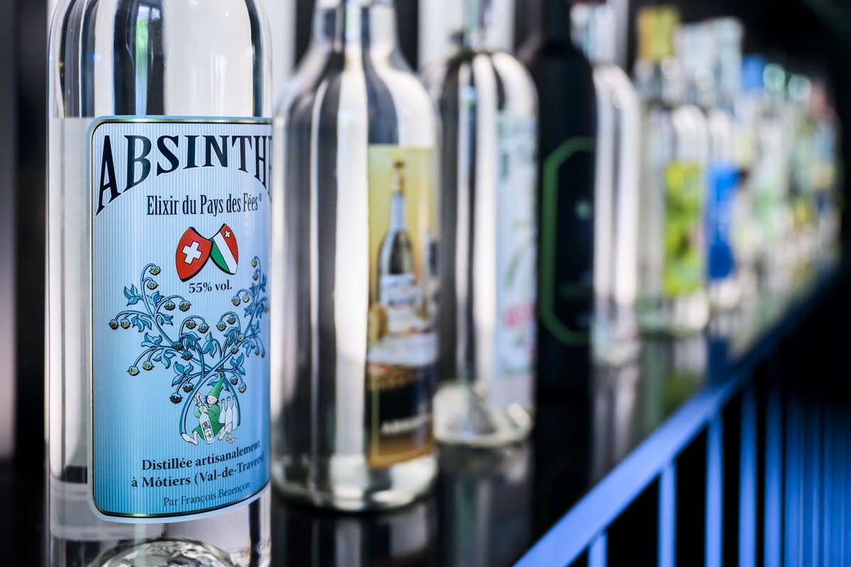 Une bouteille d'Absinthe est photographiee dans la Maison de l'Absinthe le mercredi 7 juin 2023 a Motiers au Val-de-Travers. (KEYSTONE/Jean-Christophe Bott)