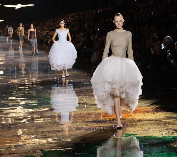 epa13283744 Models present creations from the Spring/Summer 2027 collection of Chanel during Paris Fashion Week, in Paris, France, 05 October 2026. The presentation of Spring/Summer 2027 collections r ...