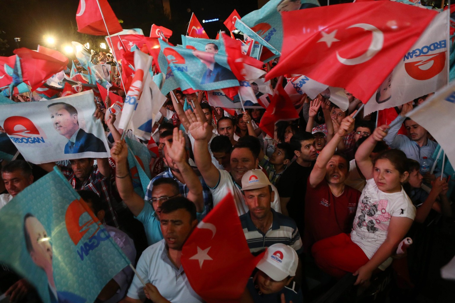 Erdogans Anhänger feiern in Ankara.