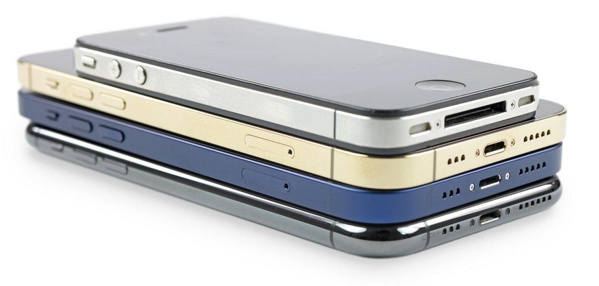 Ein iPhone-Sandwich: oben das iPhone 4, unten das iPhone 11, in der Mitte liegt ein iPhone 12 Pro mit Edelstahlrahmen auf einem iPhone 12 mit (blauem) Aluminiumrahmen.
