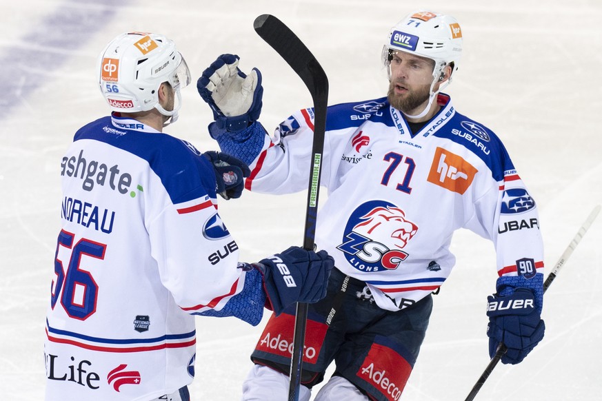 Lions Maxim Noreau, links, und Fredrik Pettersson, rechts, jubeln beim 0:1 waehrend dem Meisterschaftsspiel der National League zwischen den SCL Tigers und den ZSC Lions, am Dienstag 22. Dezember 2020 ...