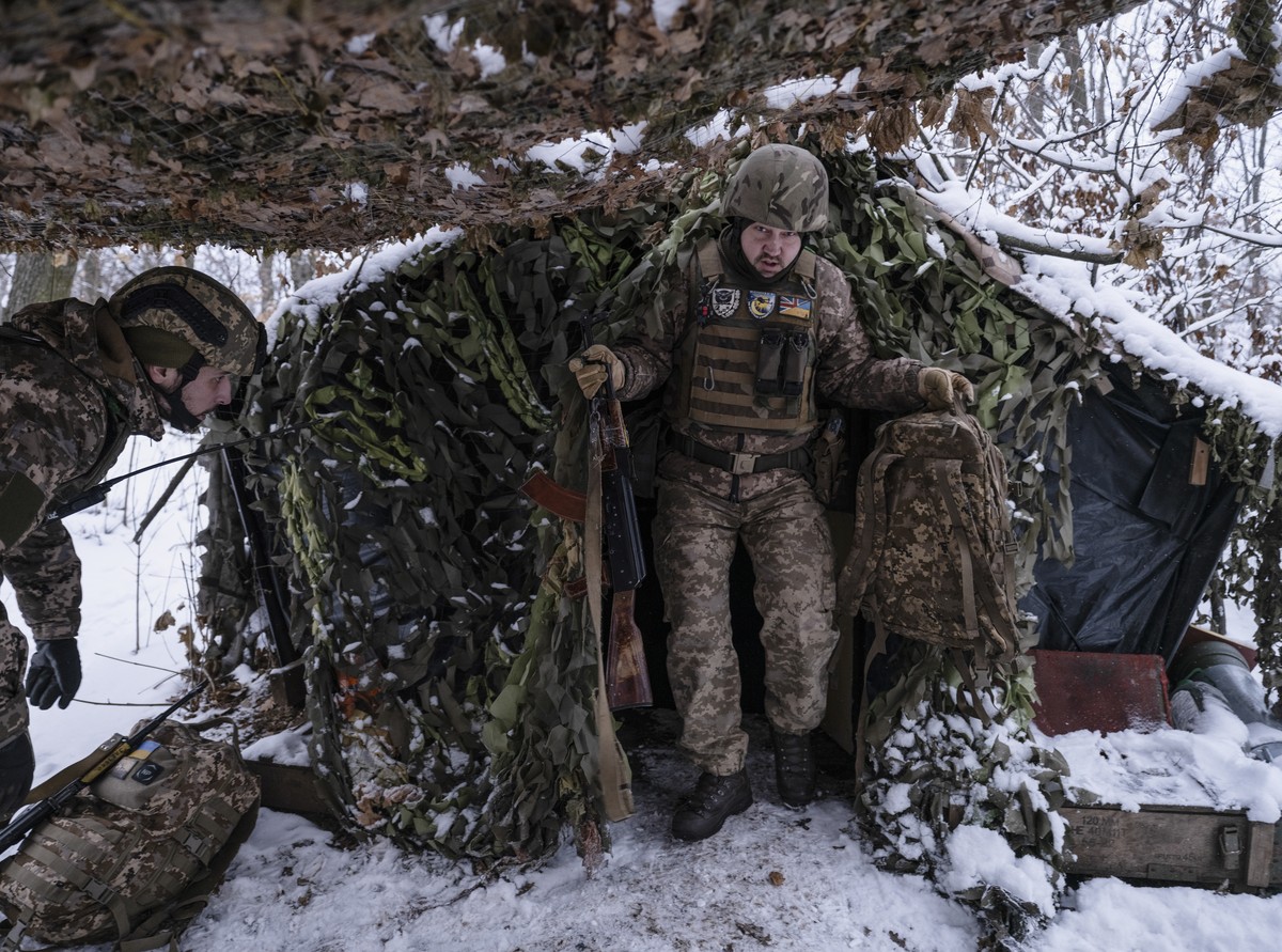 epa12618047 A handout photo made available by the press service of the 93rd 'Kholodnyi Yar' Separate Mechanized Brigade of the Ukrainian Armed Forces shows servicemen from the brigade conduc ...