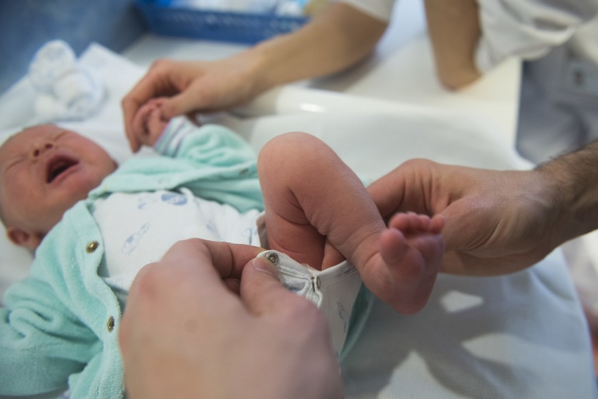 Der frischgebackene Vater Luca Nydegger sorgt fuer seinen zwei Tage alten Sohn Noe, am Mittwoch, 23. Januar 2019, auf der Entbindungsstation im Spital San Giovanni in Bellinzona. (KEYSTONE/Ti-Press/Al ...