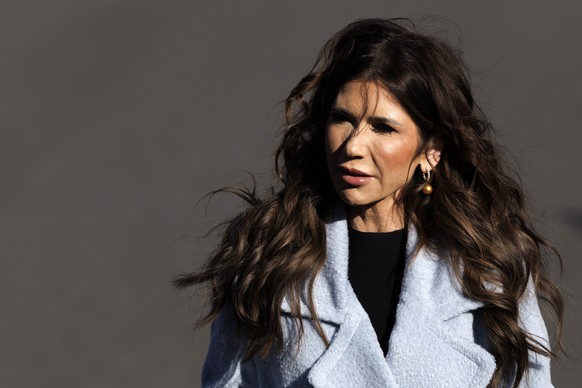 epa12651536 US Secretary of Homeland Security Kristi Noem speaks to the media at the White House in Washington, DC, USA, 15 January 2026. EPA/WILL OLIVER