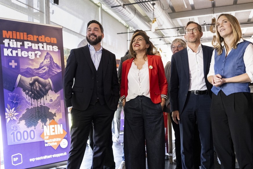 SP Co-Praesident Nationalrat Cedric Wermuth, SP-AG, Nationalraetin Sibel Arslan, GP-BS, Nationalrat Heinz Theiler, FDP-SZ, und Nationalraetin Corina Gredig, GLP-ZH, von links, freuen sich ueber erste  ...