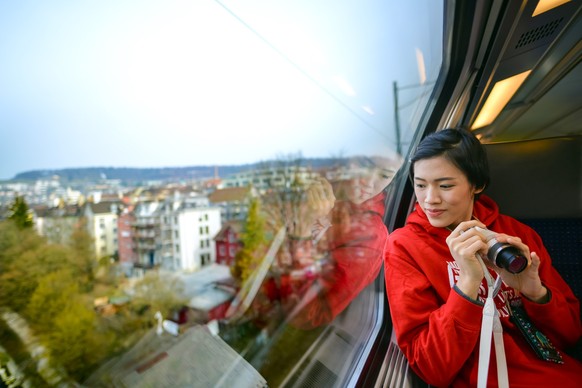 Frau fährt mit der SBB in Zürich.