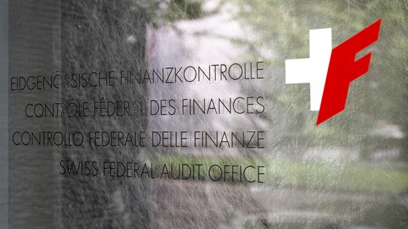 Das Logo der Eidgenoessischen Finanzkontrolle (EFK) wird auf einem Fenster des Hauptsitzes fotografiert, am Freitag, 13. September 2024 in Bern. (KEYSTONE/Anthony Anex)