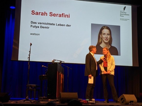 Hier bekommt Sarah den Zürcher Journalistenpreis 2023 für ihre Geschichte Das vernichtete Leben der Fulya Demir.