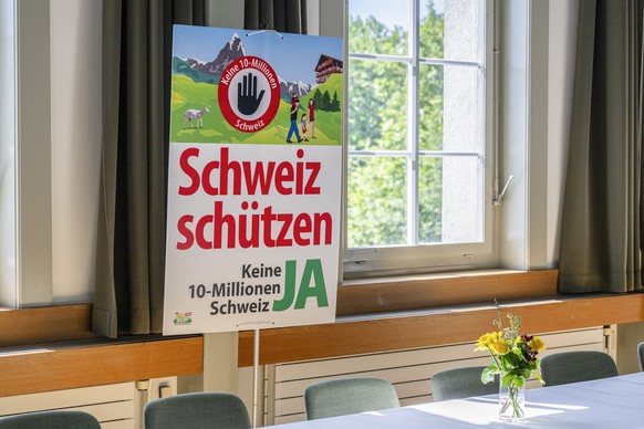 Ein Abstimmungsplakat steht in einem Saal beim Abstimmungsstamm fuer die Volksinitiative "Keine 10-Millionen Schweiz -Nachhaltigkeitsinitiative" der SVP, ueber die Volk und Staende an diesem ...