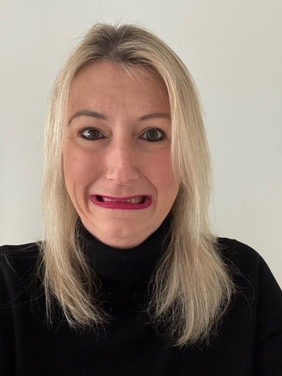 Aufgerissene Augen, nach hinten gezogener Mund: die Mikroexpression Angst.