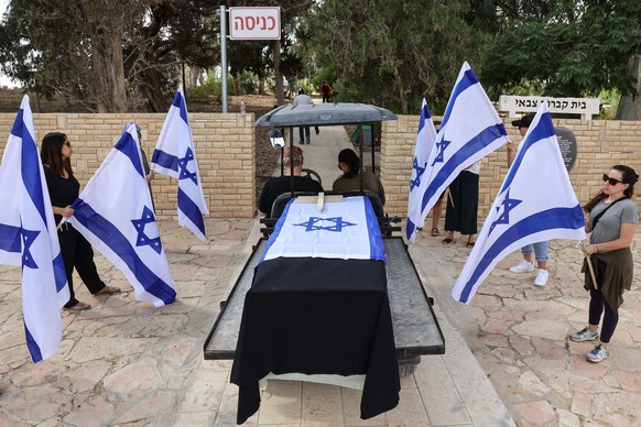epa10926988 The provisional burial of seven of the 119 civilian victims of the October 7 Hamas attack on Kibbutz Beer&#039;i, at the Revimvi Kibbutz cemetery in Israel, 19 October 2023. The Jewish com ...