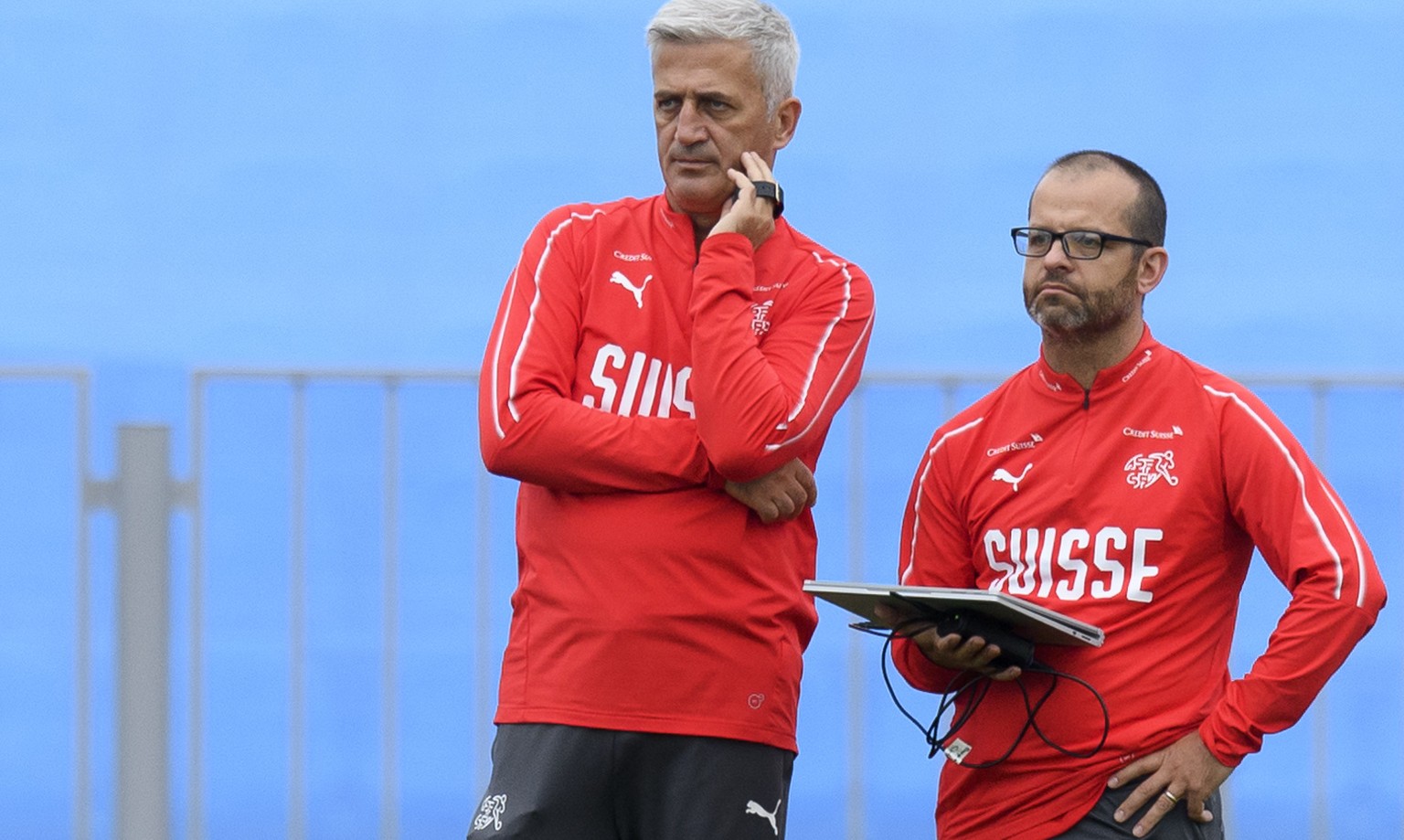 THEMENBILD ZUM EINSATZ VON GPS-TRACKER BEI DER SCHWEIZER FUSSBALL NATIONALMANNSCHAFT -- Switzerland&#039;s head coach Vladimir Petkovic, left, speaks with Markus Tschopp, right, physiology coach of th ...