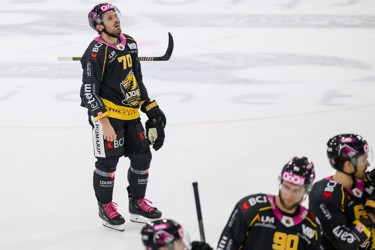 Deception des joueurs jurassiens avec l'attaquant jurassien Matteo Romanenghi, gauche, lors du match du championnat suisse de hockey sur glace de National League entre HC Ajoie et HC Lugano le ma ...