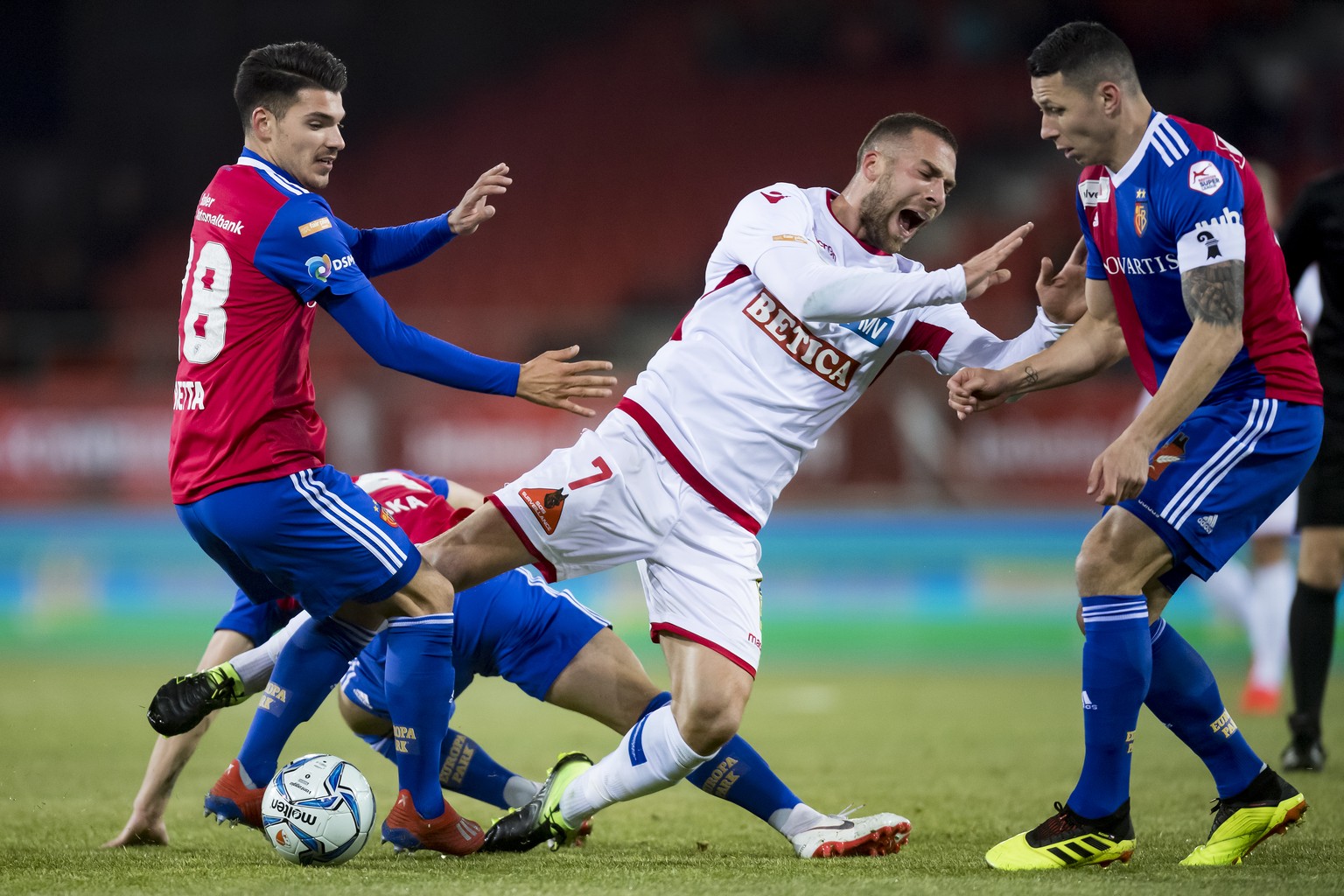 Le defenseur balois Raoul Petretta, gauche, et le defenseur balois Marek Suchy, droiter, luttent pour le ballon avec le milieu valaisan Pajtim Kasami, droite, lors du quart de finale de la Coupe Suiss ...